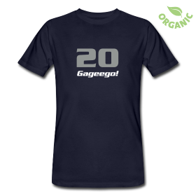 Bild på mörk ekologisk herr-t-tröja med texten 20 Gageego!