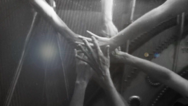 Linier - bild på dansares händer